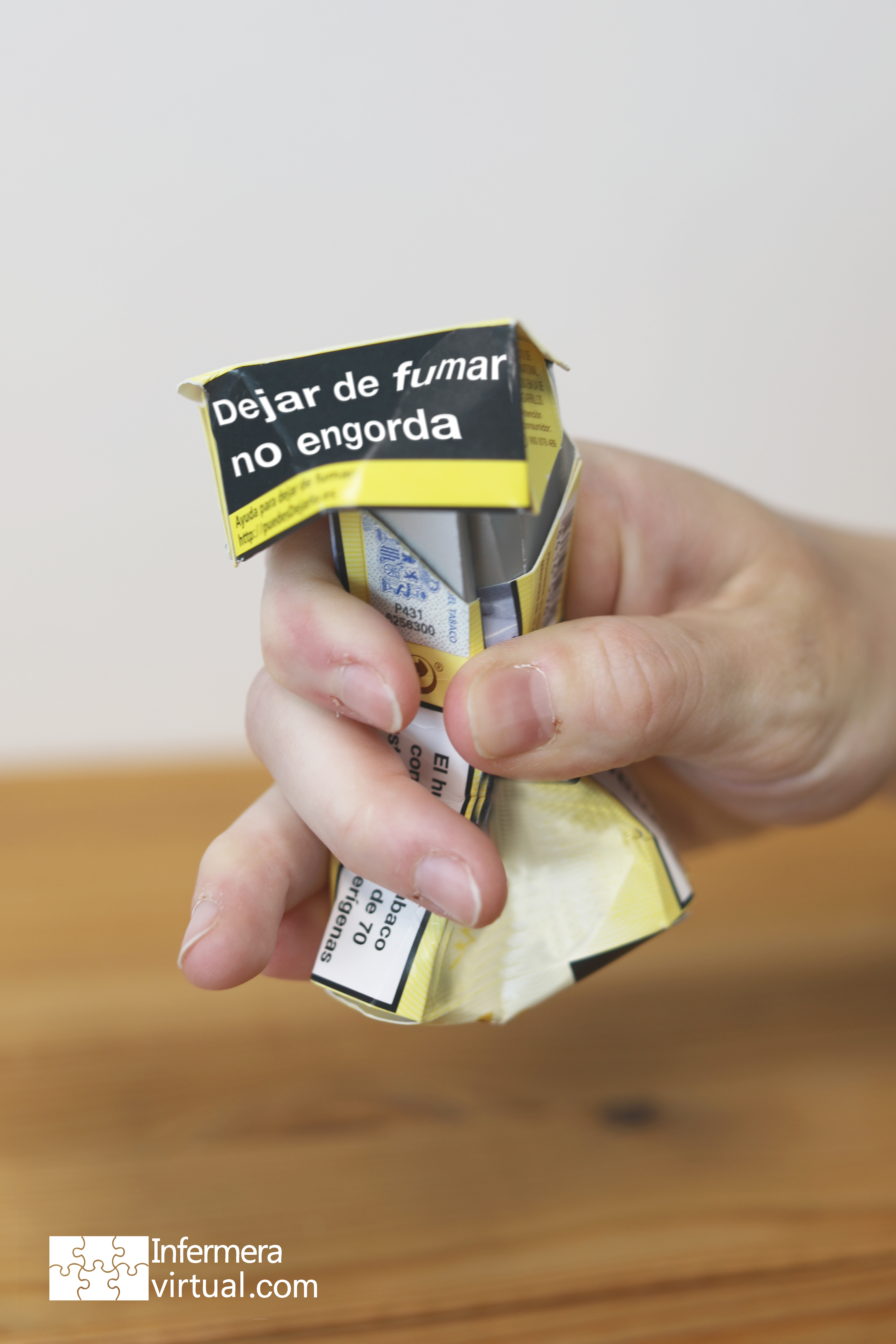 paquete de tabaco estrujado